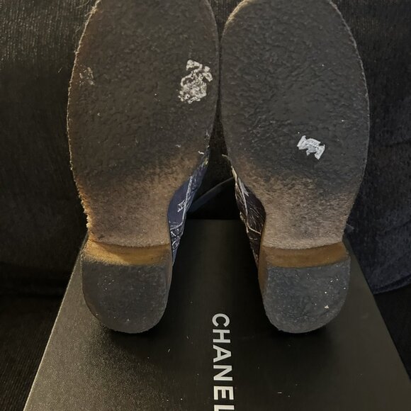 WOMEN 100% AUTHENTIC LACEUP PRINTED SUEDE CALFSKIN CHANEL WHITE/NAVY BLUE BOOTS - Picture 13 of 14